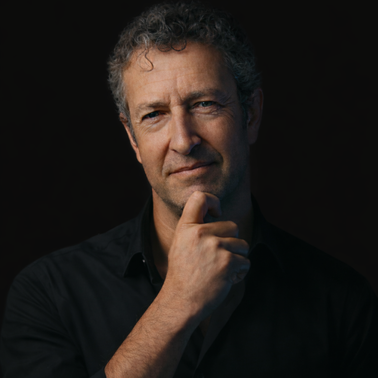 Philosophie d’intervention et engagement Jerome saniel pensif avec une expression confiante, portant une chemise noire.