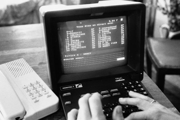 Un utilisateur tape sur un ancien ordinateur, affichant une interface de commande.
