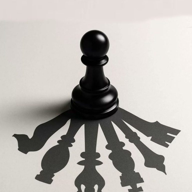 Les avantages de faire appel à un dircom externe Un pion noir projetant des ombres en forme de pièces d'échecs sur une surface claire.