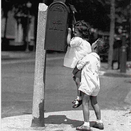 Des formations opérationnelles , ancrées dans le réel Deux enfants près d'une boîte aux lettres, l'un grimpant sur l'autre pour y accéder.